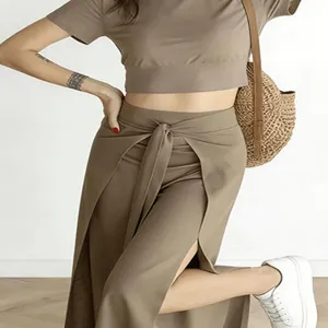 Detailaufnahme einer Sommerhose mit hoher Taille, Bindegürtel und Seitenschlitzen