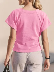 Vista trasera de una sudadera informal rosa de manga corta para mujer este verano