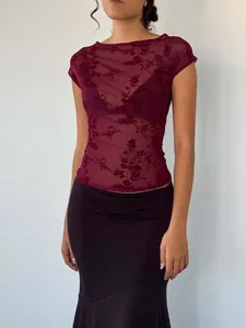 Sexy weinrote, transparente Mesh-T-Shirt mit floralem Spitzenmuster und engem Schnitt