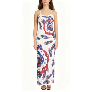 Robe longue blanche à fines bretelles avec imprimé rose et plume drapeau américain