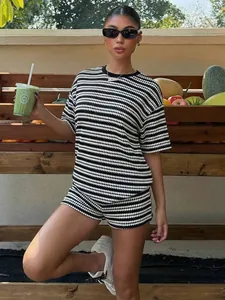 Completo estivo casual due pezzi a righe bianche e nere con top girocollo e pantaloncini