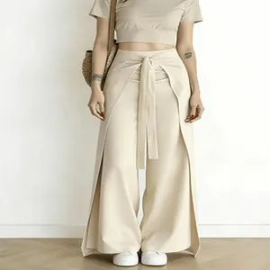 Detailansicht der beigen Wide-Leg-Hose mit hoher Taille, Bindegürtel und Seitenschlitzen