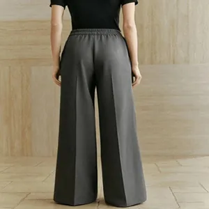 Elegante vista posteriore di pantaloni grigi a gamba larga a vita alta drappeggiati