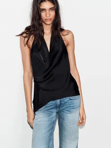 Elegante top nero in seta con scollo all'americana, scollo a V e design incrociato