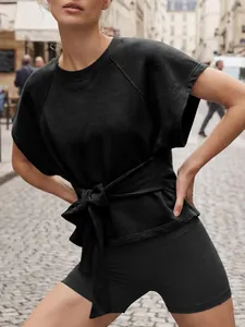 Detalle de una sudadera negra holgada para mujer con un elegante diseño de lazo en la cintura