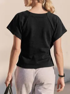 Vista trasera detallada de una sudadera negra de manga corta y ajuste holgado para mujer