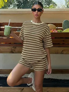 Set casual a due pezzi in maglia a righe con maglietta a girocollo e pantaloncini