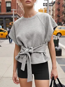 Sudadera gris casual de manga corta con un elegante lazo en la cintura estilo urbano