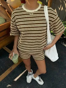 Completo donna due pezzi in maglia a righe con maglia a maniche corte e pantaloncini