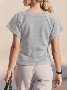 Vista posterior detallada de una sudadera gris de manga corta con mangas raglán