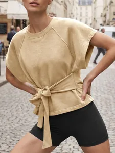 Primer plano de sudadera beige con cuello redondo y lazo ajustable en la cintura