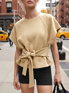 Detalle de sudadera de manga corta para mujer con cuello redondo y lazo en cintura
