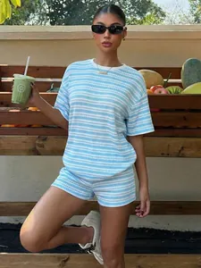Completo estivo a due pezzi in maglia a righe bianche e blu indossato all'aperto
