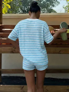 Vista posteriore di un set estivo casual a due pezzi con strisce bianche e blu eleganti