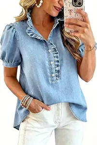 Damenbluse aus gewaschenem Denim mit Rüschenbesatz, Puffärmeln und Knopfleiste.
