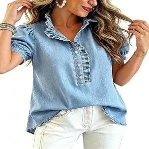 Detailansicht eines hellblauen Jeanshemdes mit Rüschenbesatz und Puffärmeln