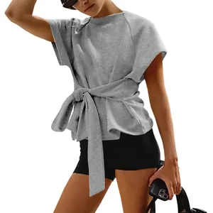 Sudadera gris informal de manga corta para mujer con un elegante lazo en la parte frontal.