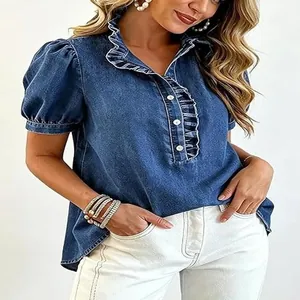 Nahaufnahme eines gewaschenen Denim-Kurzarmhemds für Damen mit Rüschen und Knöpfen