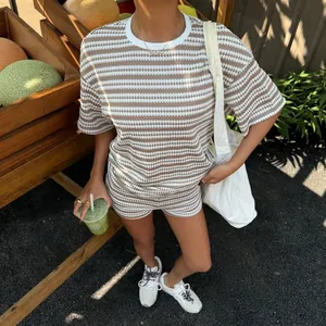 Completo casual due pezzi in maglia da donna con top a righe marroni e pantaloncini