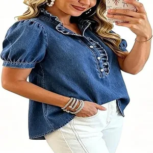Detailansicht eines Damen-Denimhemds mit modischem Rüschenkragen und kurzen Puffärmeln