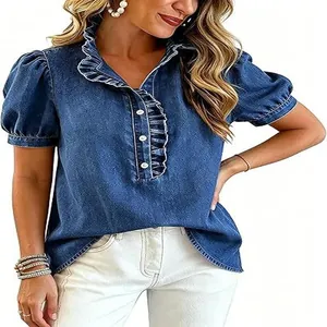 Nahaufnahme eines blauen Damen-Jeanshemdes mit Rüschenkragen und Puffärmeln