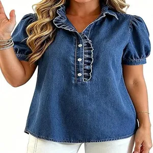 Detailansicht eines Denim-Shirts mit Rüschenkragen und Puffärmeln