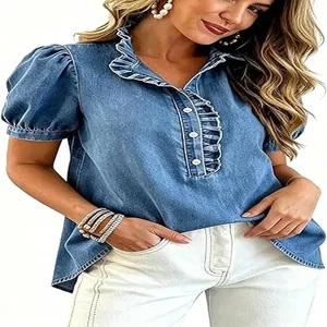 Nahaufnahme des blauen Damen-Jeanshemds mit Rüschenkanten und Puffärmeln.