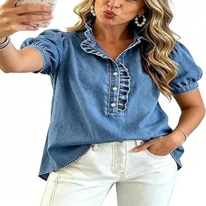Nahaufnahme einer gewaschenen Denim-Bluse für Damen mit Rüschenkragen und Puffärmeln