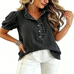 Frau trägt dunkelgraue Denim-Bluse mit Rüschenkragen und kurzen Puffärmeln für Damen