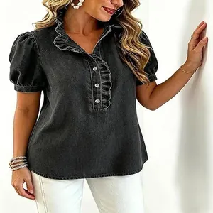 Nahaufnahme eines schwarzen Jeanshemds für Damen mit Rüschenkragen und schicken Puffärmeln.