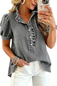 Detailansicht eines grauen Jeanshemds mit elegantem Rüschenkragen und Puffärmeln