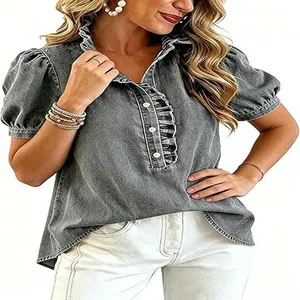 Detailansicht einer grauen Jeansbluse mit Rüschenbesatz am Kragen und Puffärmeln