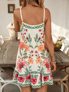 Achteraanzicht van een mouwloze bloemenprint jurk met boho ruches aan de zoom