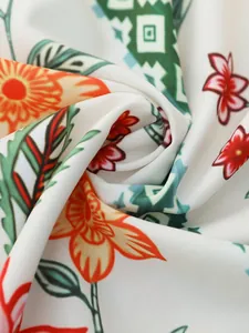 Macro-weergave van levendige bloemen- en geometrische print op zachte vakantiestof