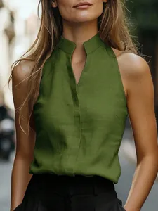 Camicetta senza maniche con collo alto in verde testurizzato per look elegante.