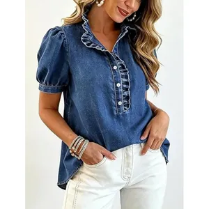 Modisches blau gewaschenes Damen-Jeanshemd mit eleganten Rüschen und Puffärmeln