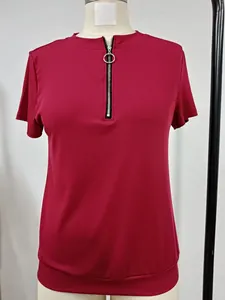 Detailopname van een rood geribd gebreid dames-T-shirt met een stijlvolle O-ring halve rits.