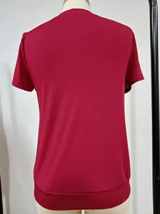 Achteraanzicht van een rood geribbeld gebreid dames T-shirt met korte mouwen design