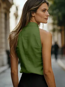 Dettaglio della camicia smanicata verde oliva con collo coreana e trama in lino.