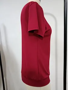 Gedetailleerd zijaanzicht van een rood geribd gebreid dames-T-shirt met korte mouwen op pop