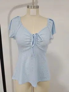 Λεπτομέρεια του γαλάζιου υφάσματος eyelet και του κορδονιού στη λαιμόκοψη V top