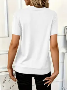Achteraanzicht van wit geribbeld gebreid T-shirt met korte mouwen voor dames trend