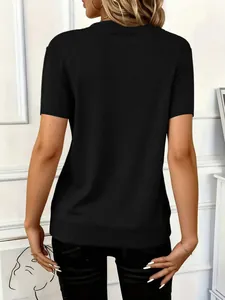 Achteraanzicht van een geribd gebreid zwart T-shirt met weergave van de stof
