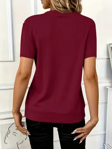 Achteraanzicht van een bordeauxrood geribbeld dames-T-shirt met zachte gebreide textuur