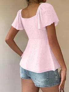 Πίσω όψη μιας ροζ peplum μπλούζας με κοντό μανίκι και λεπτομερή δαντελωτή υφή κεντήματος