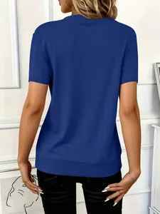 Achteraanzicht van dames donkerblauw geribd gebreid T-shirt met korte mouwen en stof.