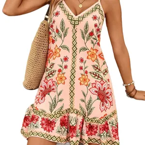 Elegante roze boheemse zomerjurk met bloemenprint, V-hals en ruches aan de onderkant