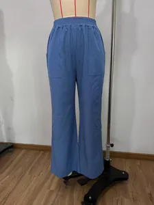 Vorderansicht einer blauen High-Waist Wide-Leg Jeanshose an einer Puppe