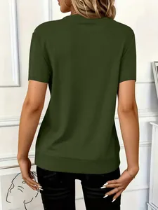Gedetailleerd aanzicht van de ribgebreide textuur en het rugontwerp van het olijfgroene shirt