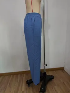 Seitenansicht der lockeren blauen Denim-Hose mit weitem Bein auf einer Schaufensterpuppe